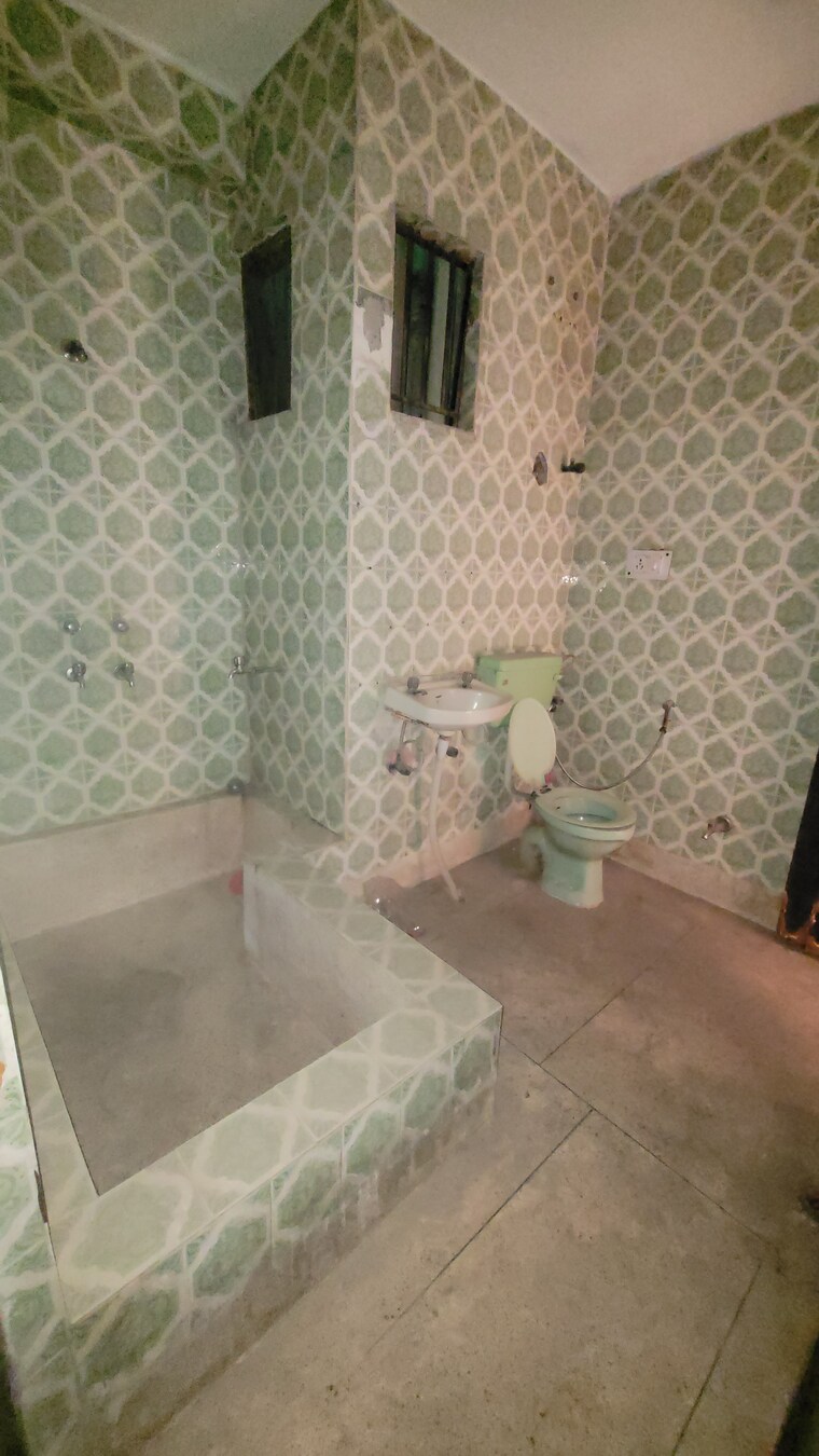 Bathroom, dilshad colony 2 Bedroom 900 Sq.Ft. Builder Floor In Dilshad Colony Delhi 8292704