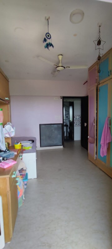 Room in 3 BHK Apartment at Hubtown Hillcrest, Andheri East – for Rent