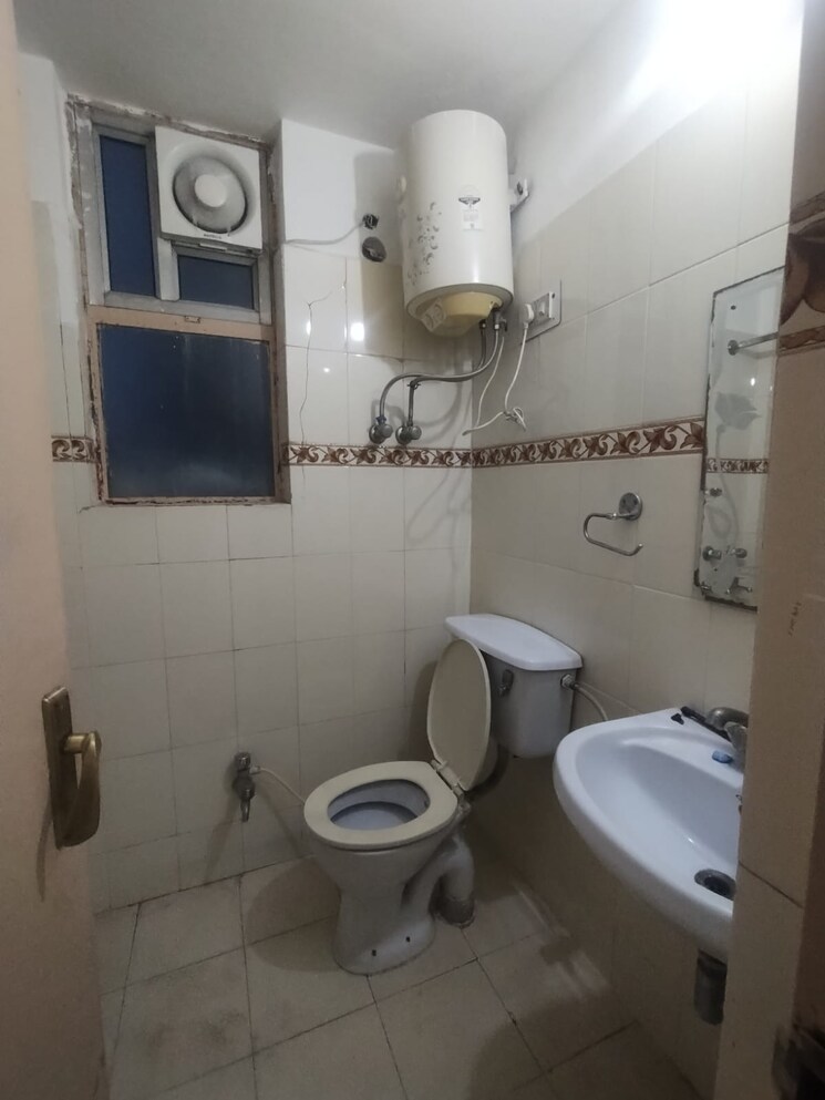 Bathroom, bestech-park-view-spa-next 3 Bedroom 1965 Sq.Ft. Apartment In Sector 67 Gurgaon 8292751