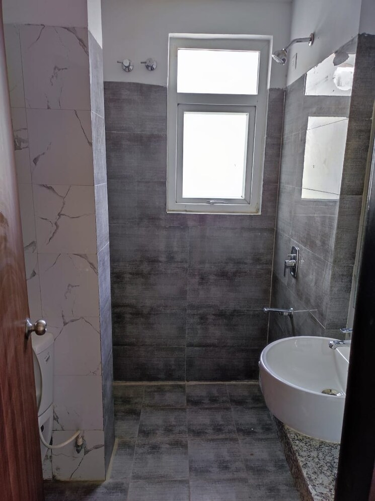 Bathroom, umang-winter-hills 3 Bedroom 1822 Sq.Ft. Apartment In Sector 77 Gurgaon 8292943