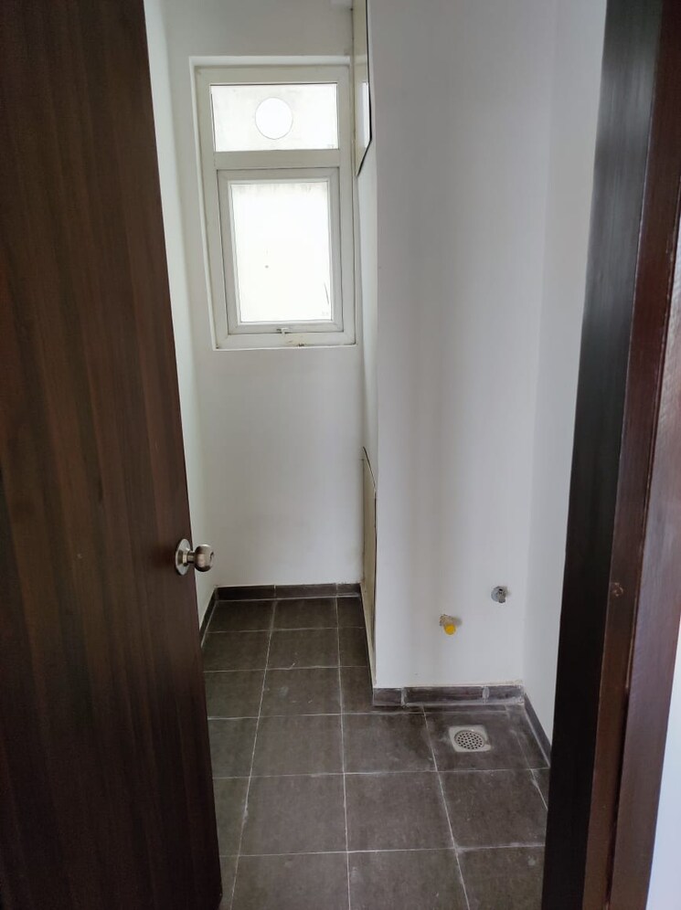 Bathroom, umang-winter-hills 3 Bedroom 1822 Sq.Ft. Apartment In Sector 77 Gurgaon 8292943