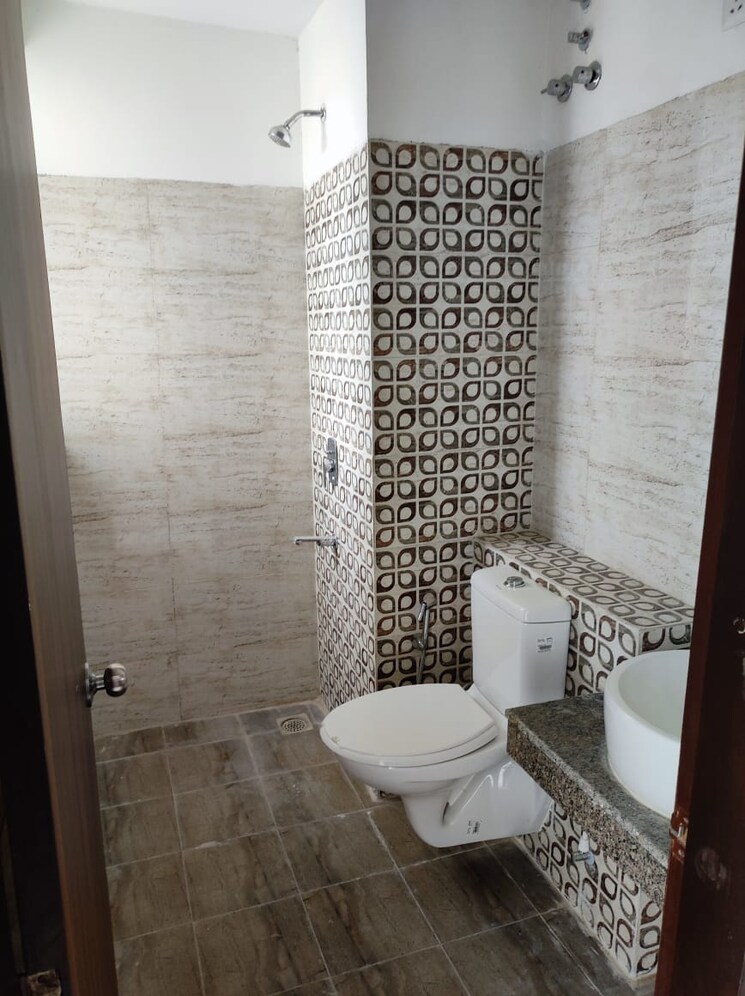 Bathroom, umang-winter-hills 3 Bedroom 1822 Sq.Ft. Apartment In Sector 77 Gurgaon 8292943