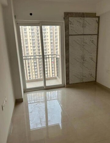 Room in 3 BHK Apartment at ATS Happy Trails, Sector 10 Greater Noida – for Rent
