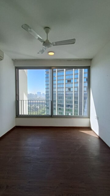 Room in 4 BHK Apartment at Oberoi Realty Esquire, Goregaon East – for Sale