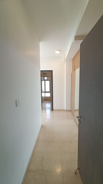 Room in 4 BHK Apartment at Oberoi Realty Esquire, Goregaon East – for Sale