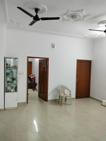 Room in 2 BHK Builder Floor at Gomti Nagar – for Rent