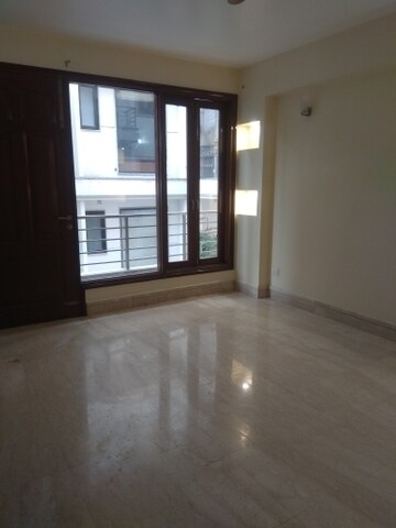 Room in 6 BHK Independent House at New Friends Colony – for Rent