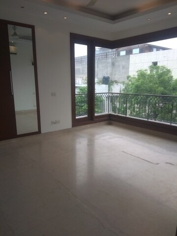 Room in 6 BHK Independent House at New Friends Colony – for Rent
