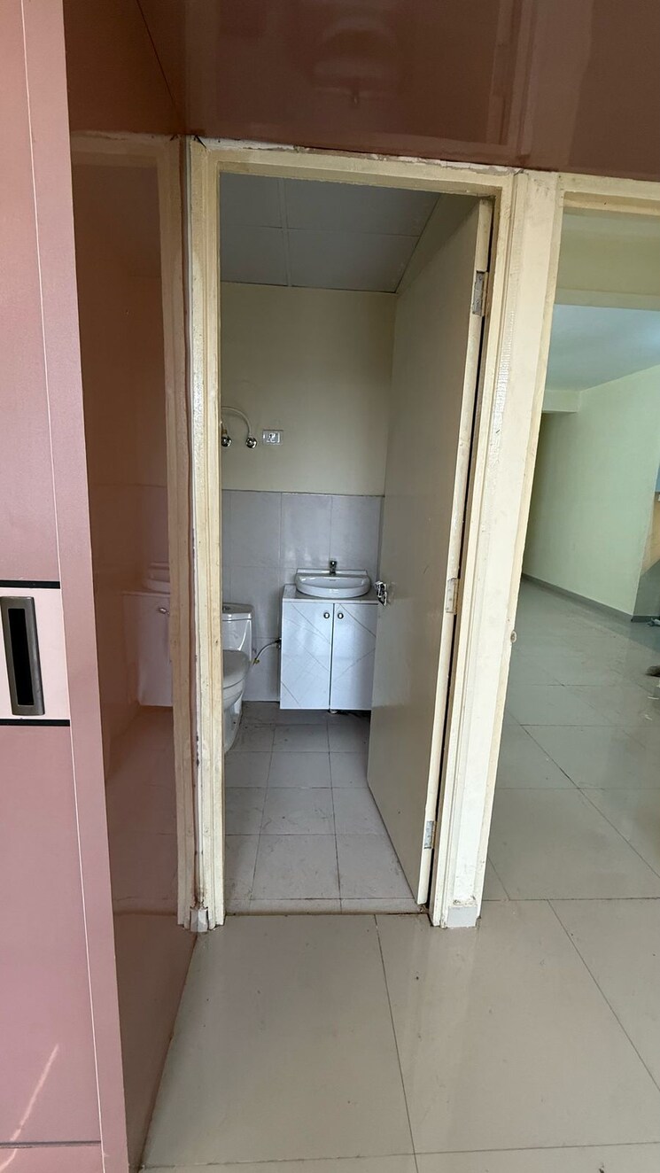 Bathroom, bestech-park-view-spa-next 3 Bedroom 1965 Sq.Ft. Apartment In Sector 67 Gurgaon 8293197