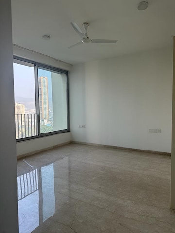 Room in 3 BHK Apartment at Oberoi Realty Esquire, Goregaon East – for Sale