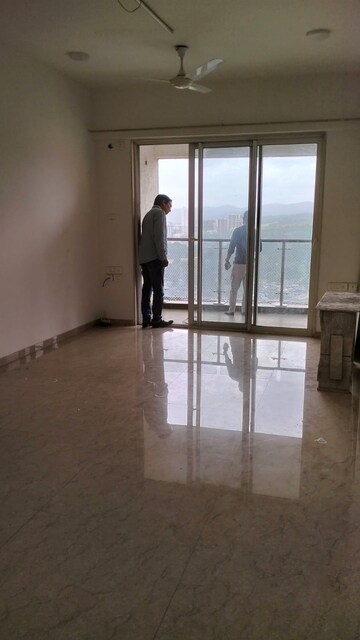 Room in 2 BHK Apartment at JP Decks, Goregaon East – for Rent