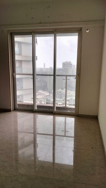 Room in 2 BHK Apartment at JP Decks, Goregaon East – for Rent