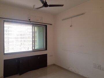 Room in 2 BHK Apartment at Lokhandwala Octacrest, Kandivali East – for Rent