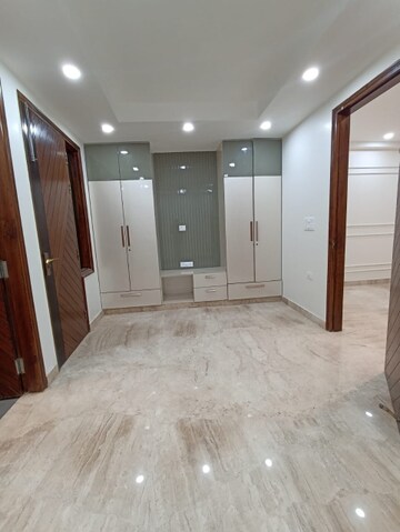 Room in 3 BHK Apartment at Paschim Vihar – for Rent