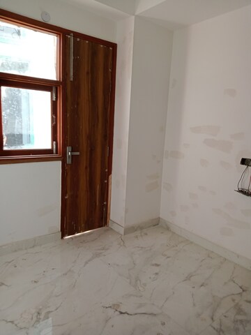 Room in 1 BHK Builder Floor at Paryavaran Complex – for Rent