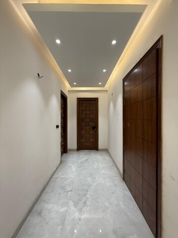 Building Lobby in 4 BHK Builder Floor at Srishti Greenfield Homes, Green Fields Colony – for Sale