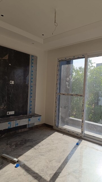 Room in 3 BHK Apartment at Paschim Vihar – for Rent