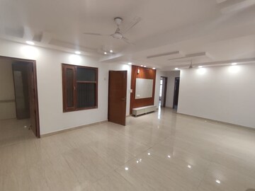 Room in 4 BHK Builder Floor at Srishti Greenfield Homes, Green Fields Colony – for Rent