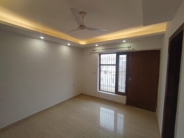 Room in 4 BHK Builder Floor at Srishti Greenfield Homes, Green Fields Colony – for Rent