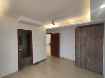 Room in 4 BHK Builder Floor at Srishti Greenfield Homes, Green Fields Colony – for Rent