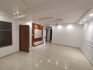 Room in 4 BHK Builder Floor at Srishti Greenfield Homes, Green Fields Colony – for Rent