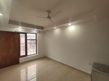 Room in 4 BHK Builder Floor at Srishti Greenfield Homes, Green Fields Colony – for Rent
