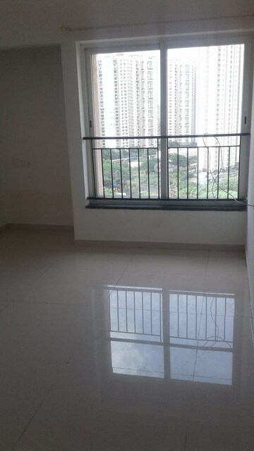 Room in 2 BHK Apartment at Lodha Luxuria, Majiwada – for Rent