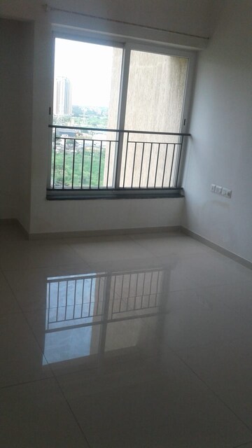 Room in 2 BHK Apartment at Lodha Luxuria, Majiwada – for Rent