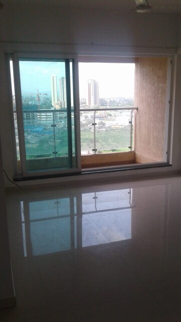 Room in 2 BHK Apartment at Lodha Luxuria, Majiwada – for Rent