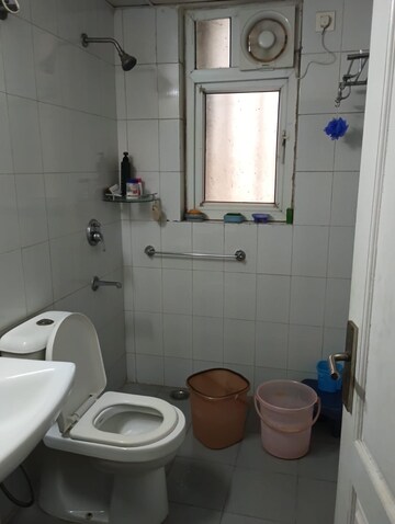 Bathroom in 3.5 BHK Builder Floor at DLF City Phase V, Dlf Phase V – for Rent