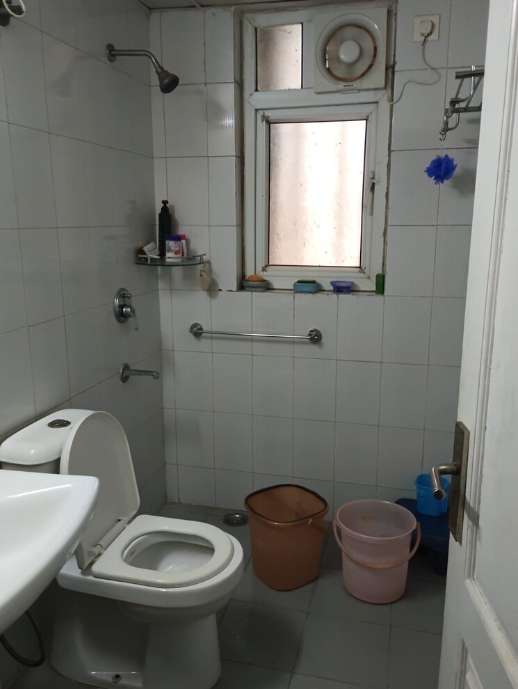 Bathroom, dlf-city-phase-v 3.5 Bedroom 270 Sq.Yd. Builder Floor In Dlf Phase V Gurgaon 8293942