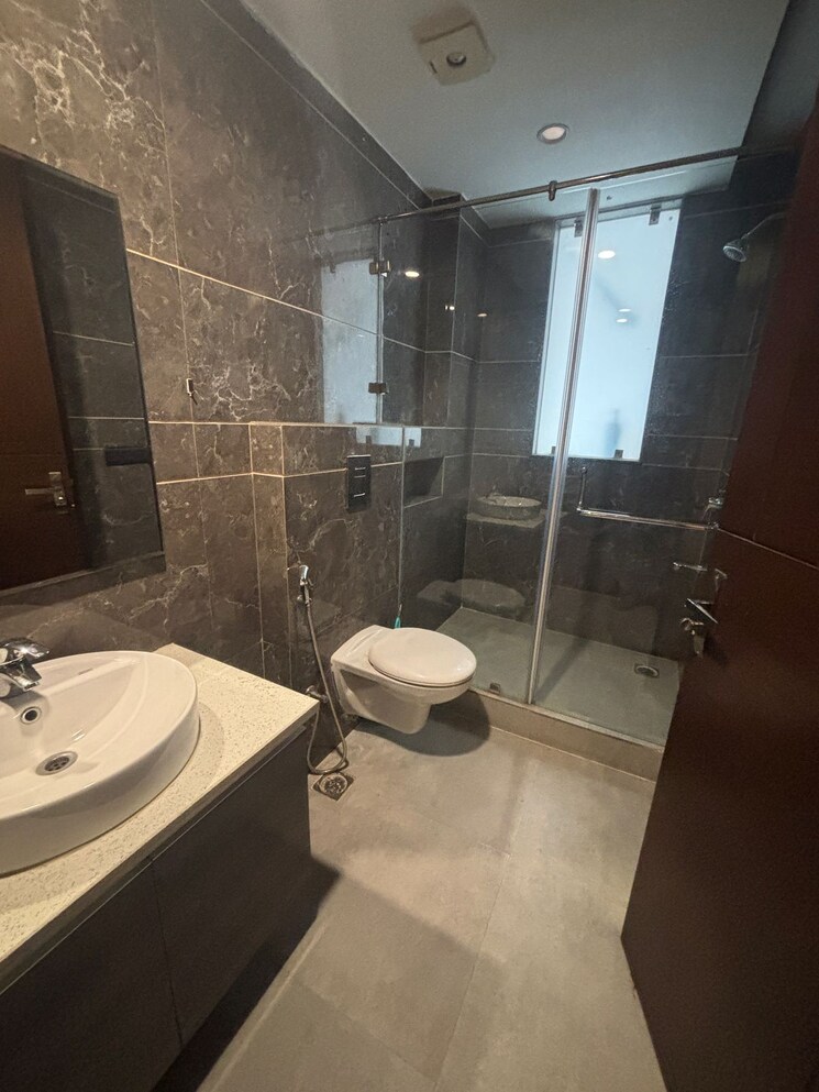 Bathroom, dlf-city-phase-v 3.5 Bedroom 270 Sq.Yd. Builder Floor In Dlf Phase V Gurgaon 8293942