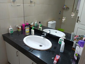 Master Bedroom in 3.5 BHK Builder Floor at DLF City Phase V, Dlf Phase V – for Rent