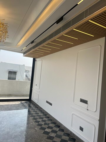 Kitchen in 4 BHK Builder Floor at DLF Atria, Dlf Phase ii – for Sale