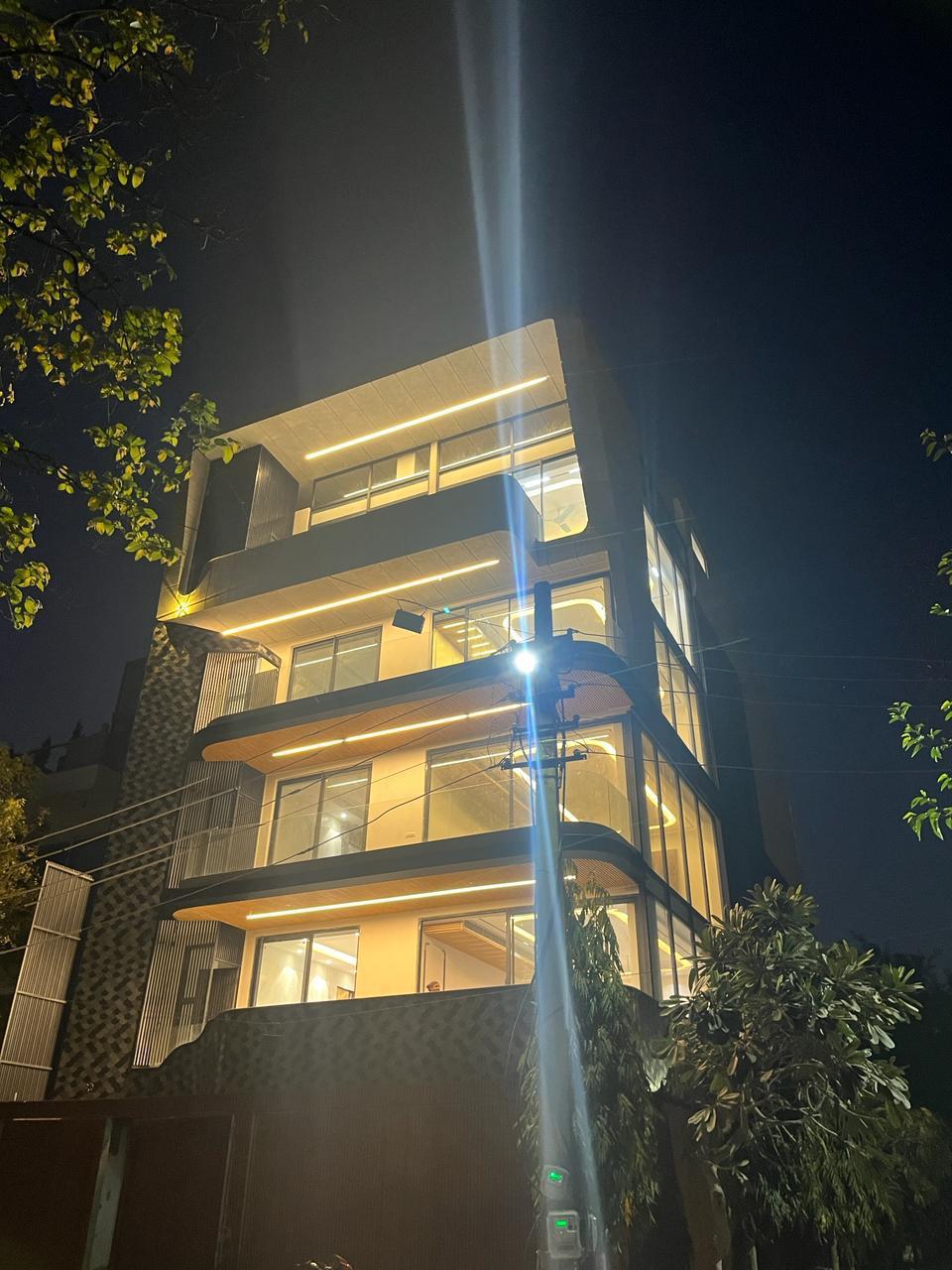 4 BHK + Servant Room 2700 Sq.Ft. Builder Floor in DLF Atria