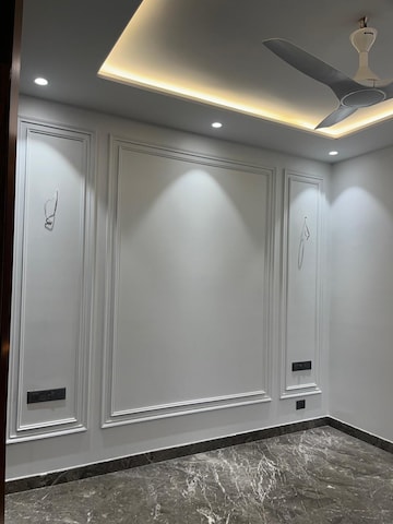 Building Lobby in 4 BHK Builder Floor at DLF Atria, Dlf Phase ii – for Sale