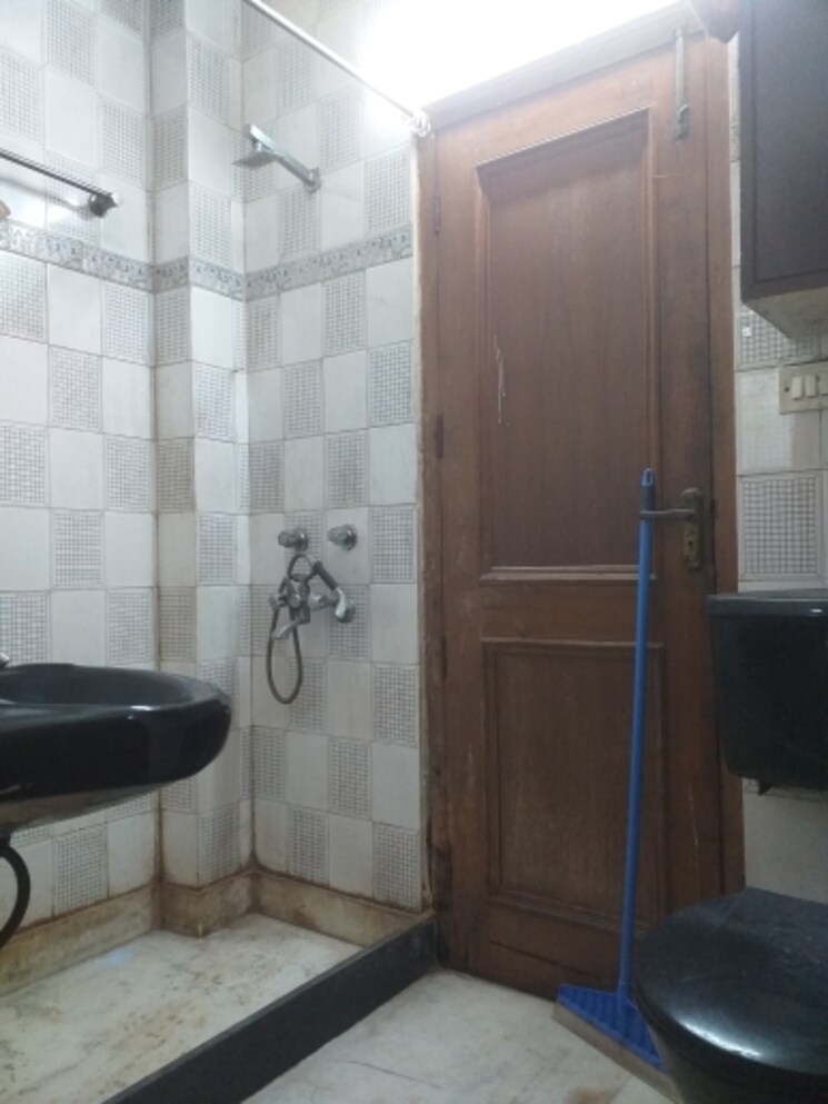 Bathroom, south patel nagar 3 Bedroom 1180 Sq.Ft. Builder Floor In South Patel Nagar Delhi 8294086
