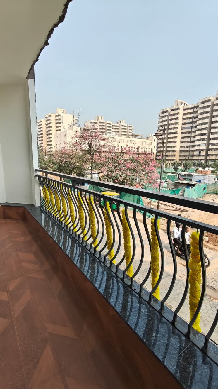 Balcony, bptp-amstoria-country-floor 3 Bedroom 2025 Sq.Ft. Builder Floor In Sector 102 Gurgaon 8294065