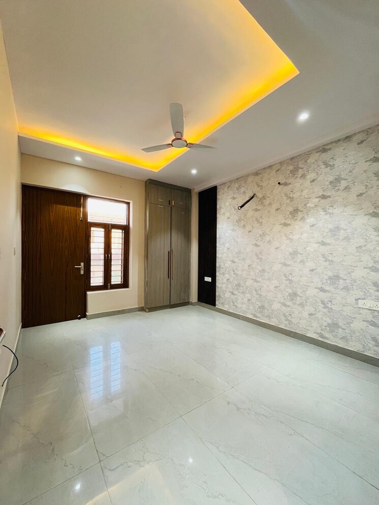 Room, sector 64 3 Bedroom 2250 Sq.Ft. Builder Floor In Sector 64 Faridabad 8294181
