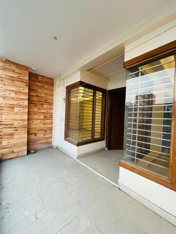 Room in 4 BHK Builder Floor at Sector 2 – for Rent