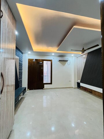 Room in 4 BHK Builder Floor at Sector 2 – for Rent
