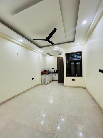 Room in 1.5 BHK Builder Floor at Sector 65 – for Rent