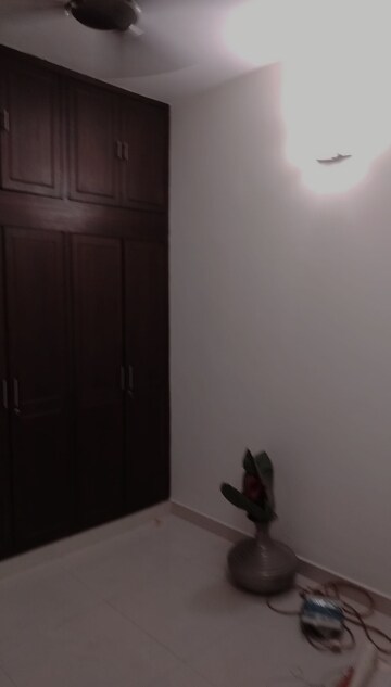 Room in 2 BHK Apartment at Arun Vihar Sector 37, Sector 37 – for Sale