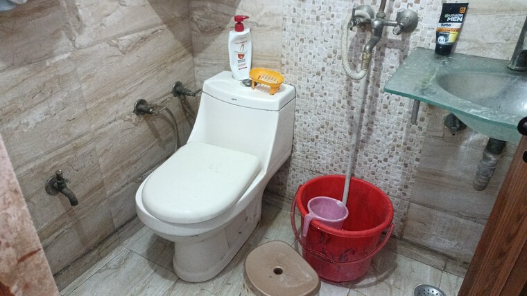 Bathroom, vaishali sector 5 2 Bedroom 810 Sq.Ft. Builder Floor In Vaishali Sector 5 Ghaziabad 8294366