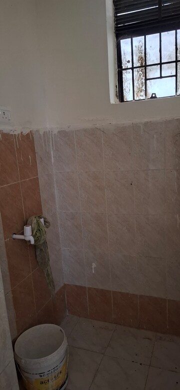 Bathroom in 1 BHK Apartment at Sector 10 Greater Noida – for Rent