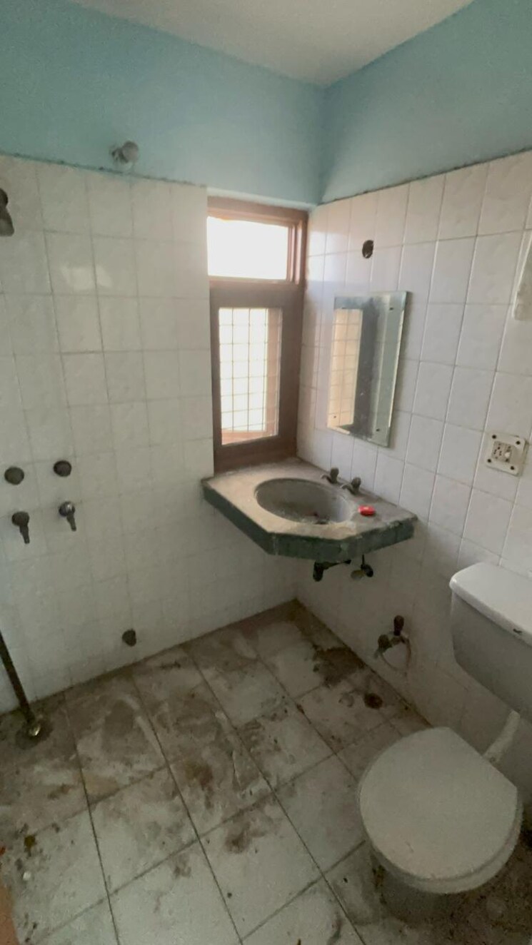 Bathroom, royal-garden-estate 2.5 Bedroom 1050 Sq.Ft. Apartment In Sector 61 Noida 8294434