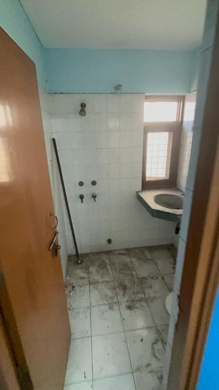 Bathroom, royal-garden-estate 2.5 Bedroom 1050 Sq.Ft. Apartment In Sector 61 Noida 8294434