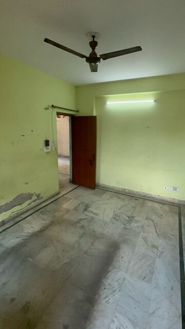 Room in 2.5 BHK Apartment at Royal Garden Estate, Sector 61 – for Sale
