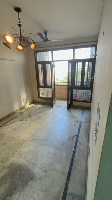 Room in 2.5 BHK Apartment at Royal Garden Estate, Sector 61 – for Sale