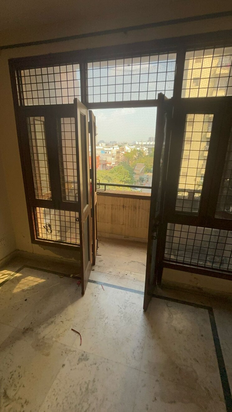 Room, royal-garden-estate 2.5 Bedroom 1050 Sq.Ft. Apartment In Sector 61 Noida 8294434